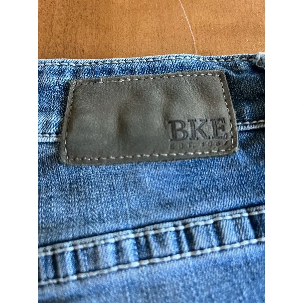 BKE Buckle Mason Tapered Mens 28x33 Distressed Blue Denim Jeans